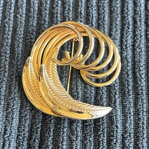 VINTAGE GOLD BROOCH